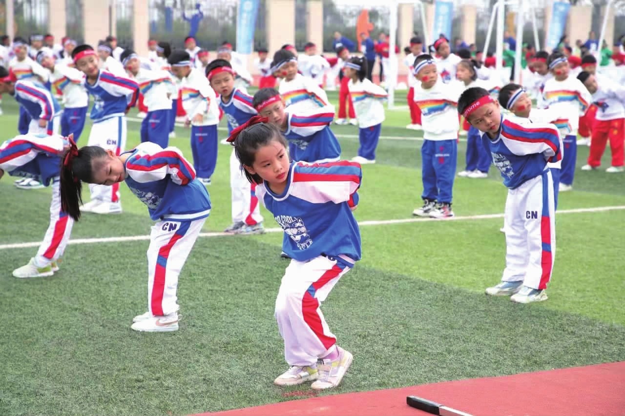 记者晒视频：钟义浩现场观看海牛比赛，海牛进球后他兴奋鼓掌